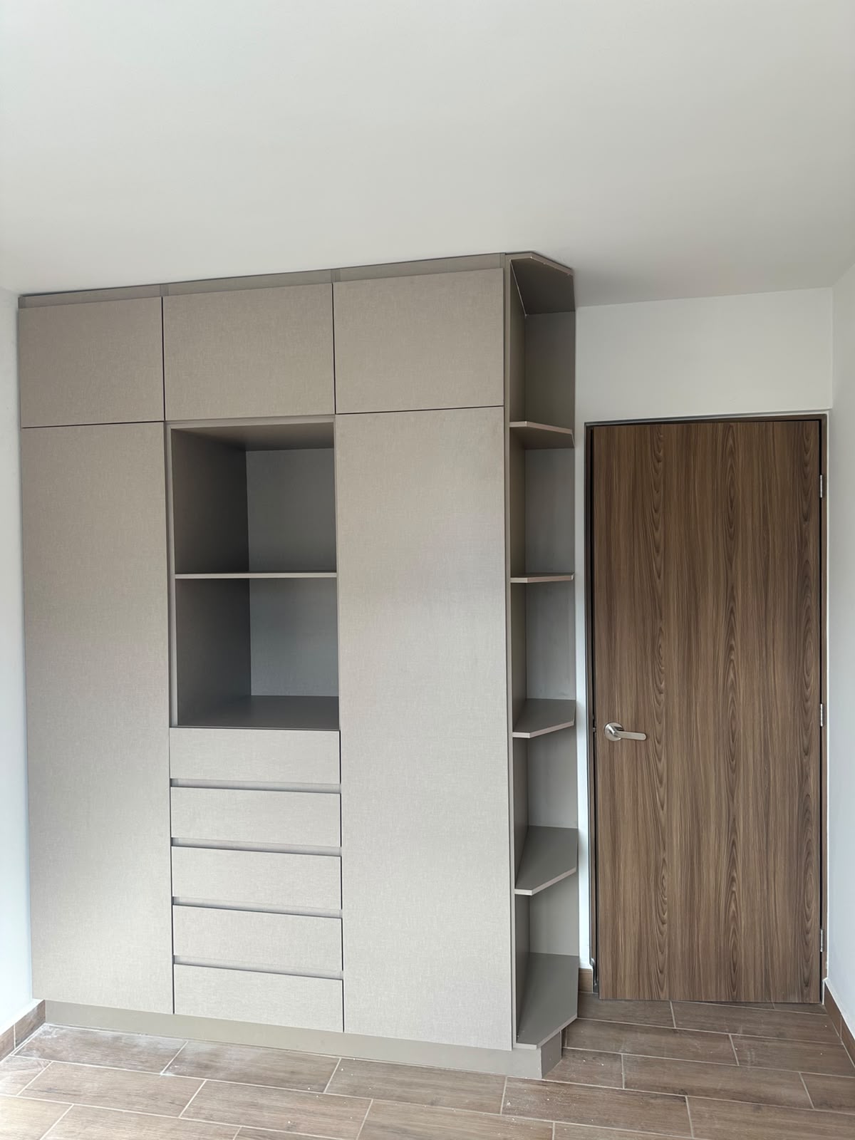 Closet terminado por Lux Interiores